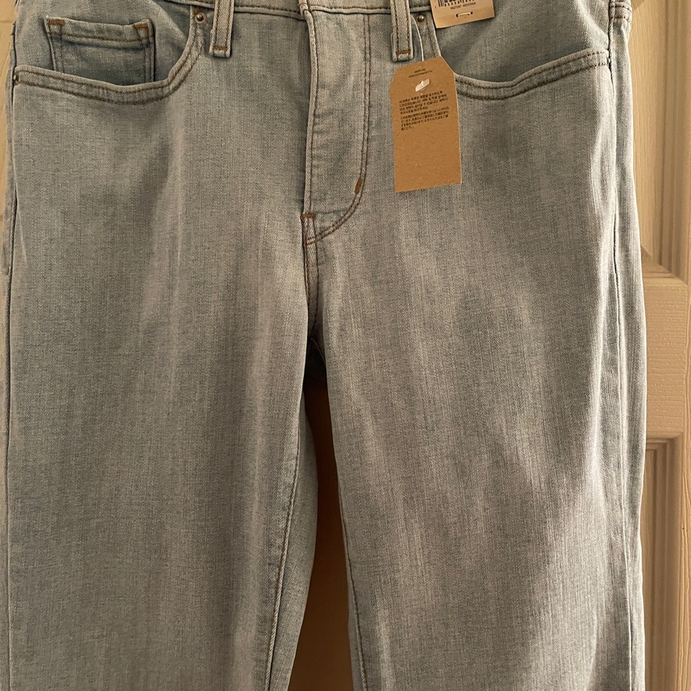 Women’s Levi’s Shaping Slim. MidRise Size 28/32. Brand New!  Straight Leg.